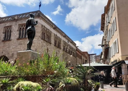 Guided Tour of the Historic Center in English - Perpignan Expériences