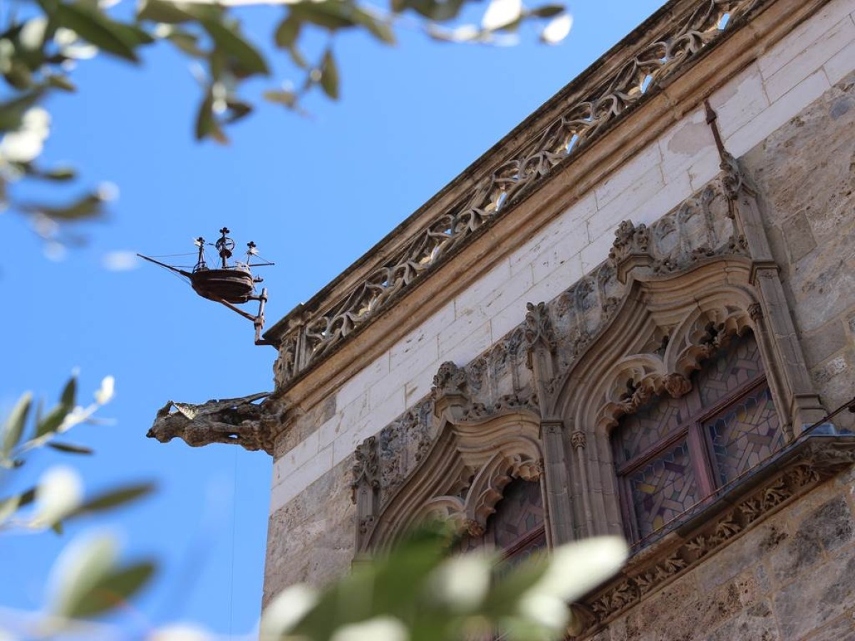 Guided Tour of the Historic Center in English - Perpignan Expériences