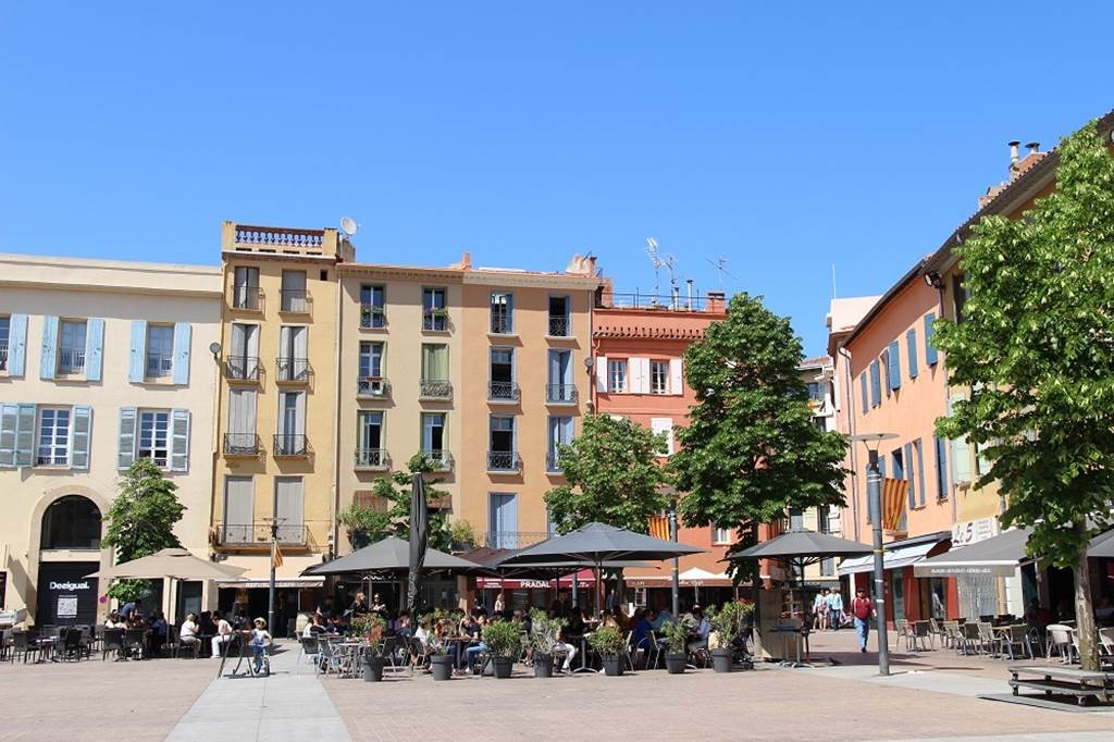 Guided Tour of the Historic Center in English - Perpignan Expériences